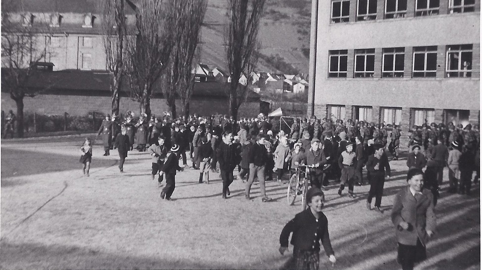 1961 tobten auf die Schulkinder auf dem Schulhof der alten Wisperschule.